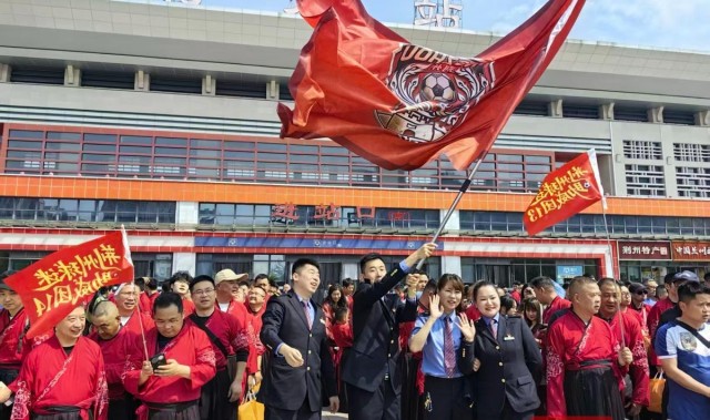 “楚王出征，战无不胜！”1500名荆州队球迷坐专列出征